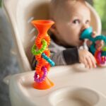 Fat Brain chrastítko pipSquiz Loops oranžové 15 cm